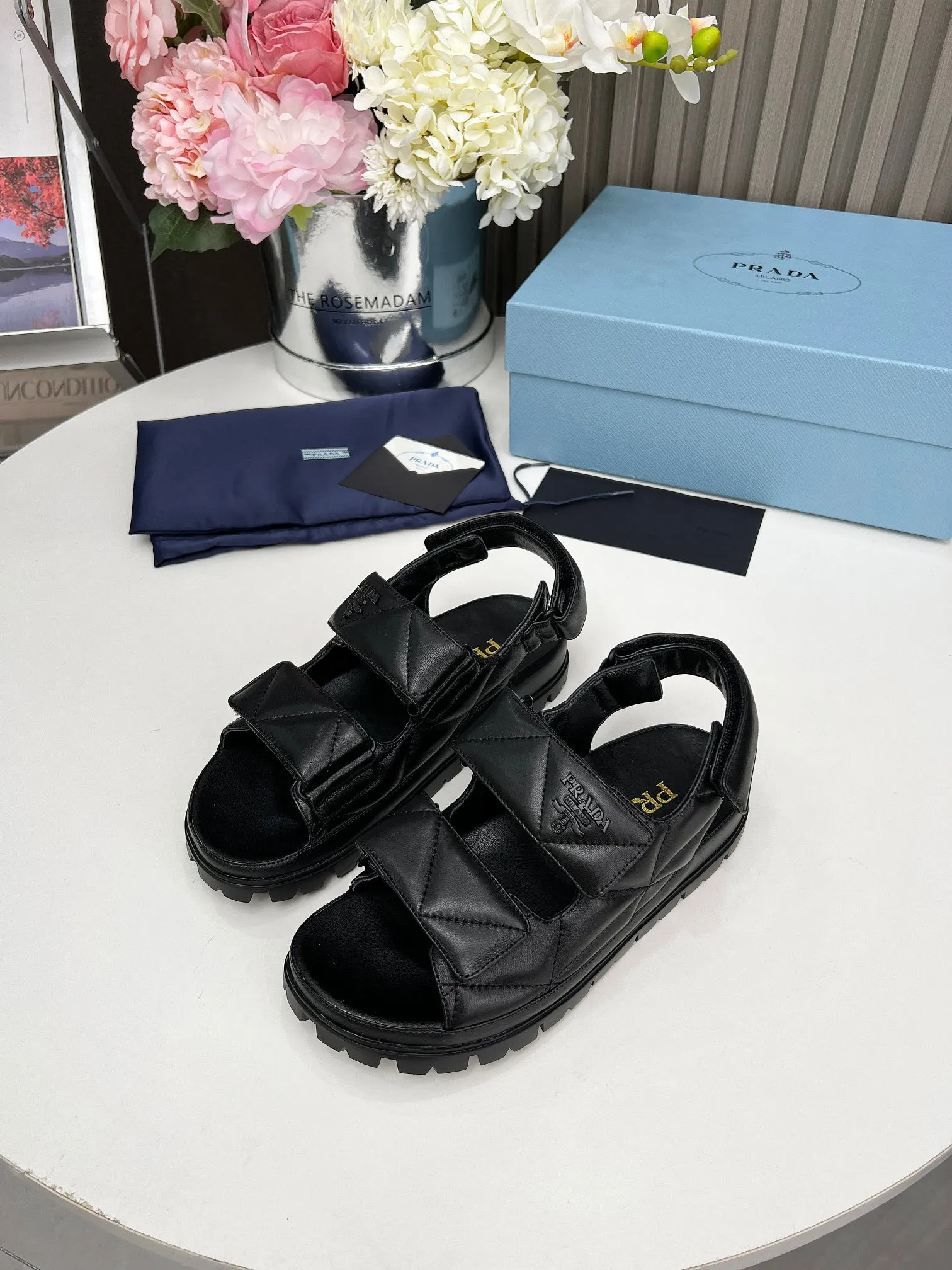 P480👟👟 PRADA Prada spring and summer catwalk new sandal series classic thick-soled sandals made of mixed sheepskin surface lambskin lining original hardware 1:1 development soft and delicate foot feel extremely comfortable versatile style original foam outsole 💝💝💝 easy to control 5 colors available (35-41)